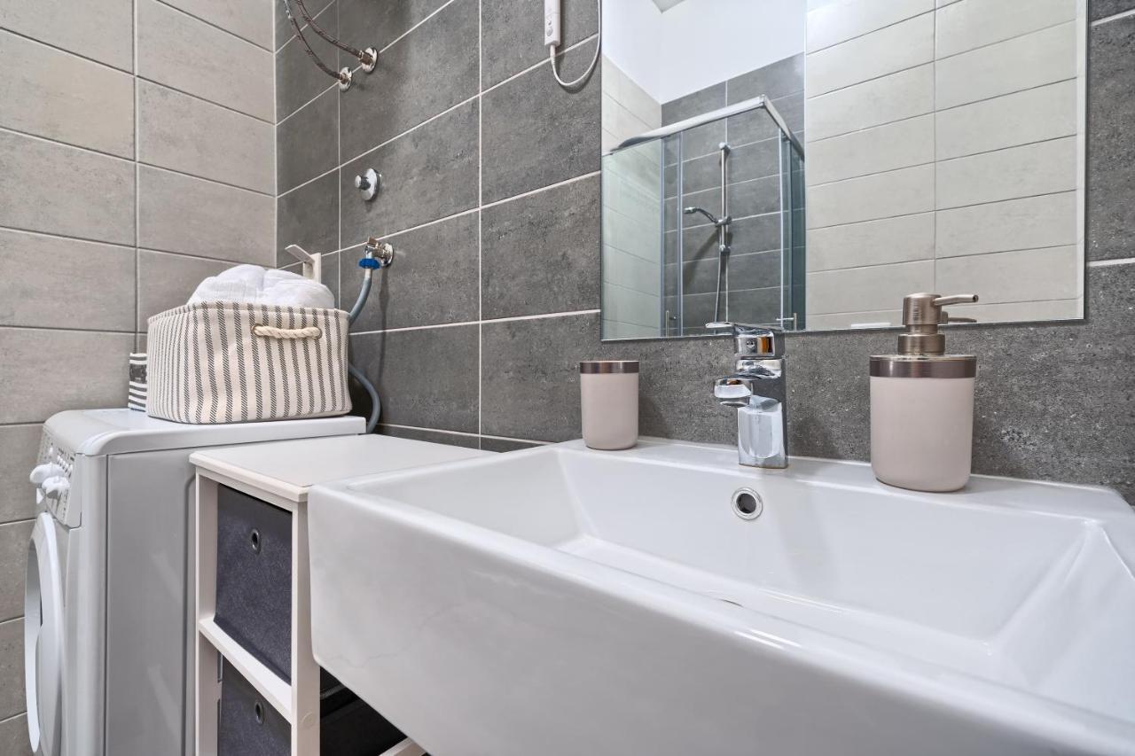 Modern Apartments With Sea View 150 Meters To Beach Kastela Bagian luar foto
